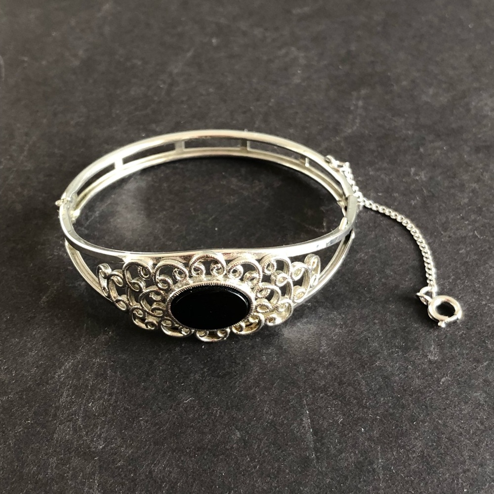 Vintage SARAH COVENTRY Hinged Bracelet Bangle Silver Tone Filigree Faux Onyx EUC
